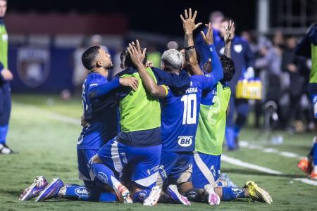 Jogadores do Cruzeiro celebram gol da vitória sobre o Betim