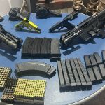 Homem que guardava drogas, armas e até explosivos em casa é preso, em Ibirité