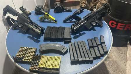 Militares do 2º Batalhão de Polícia do Exército apreenderam drogas, duas armas de fogo, um kit Roni e explosivos em uma residência no bairro Lagoa Azul, em Ibirité, após denúncia sobre guarda de entorpecentes e armamentos. Um homem foi preso.