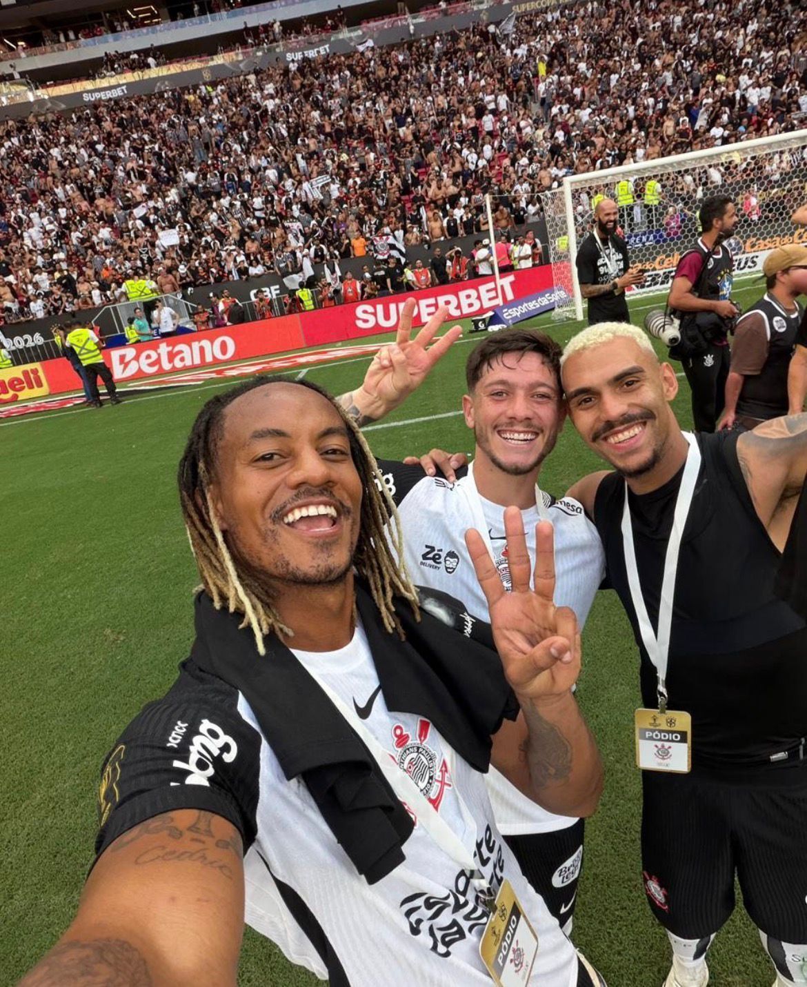 Carrillo brinca: 'Corinthians não tem dinheiro para contratar, mas levanta troféu'