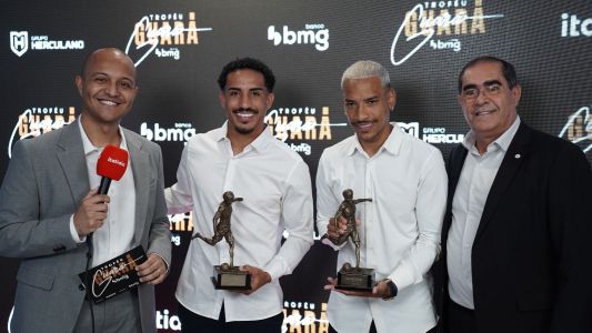 Matheus Pereira (terceiro da esquerda para direita) com o prêmio do Troféu Guará Bmg