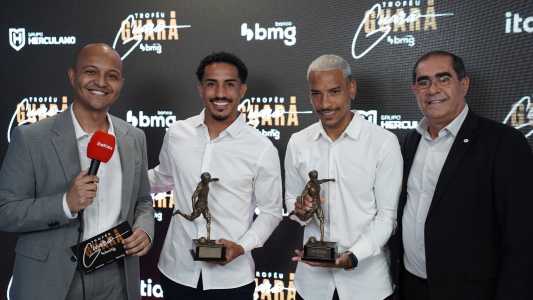 Matheus Pereira (terceiro da esquerda para direita) com o prêmio do Troféu Guará Bmg