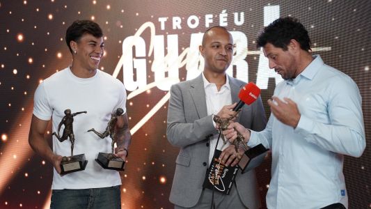 Kaio Jorge, do Cruzeiro, recebe três prêmios no Troféu Guará Bmg