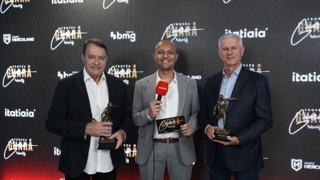 Pedro Lourenço, presidente do Cruzeiro, recebe o Troféu Guará Bmg