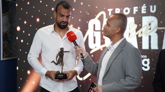 Fabrício Bruno, do Cruzeiro, recebe Troféu Guará Bmg