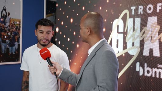 William, lateral-direito do Cruzeiro, recebe Troféu Guará Bmg