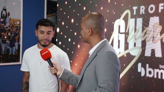 William, lateral-direito do Cruzeiro, recebe Troféu Guará Bmg