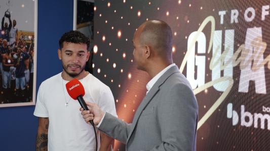 William, lateral-direito do Cruzeiro, recebe Troféu Guará Bmg