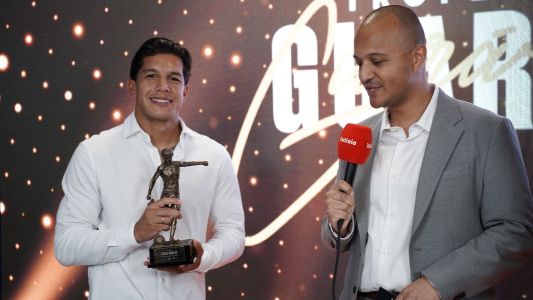 Lucas Romero (esq) recebe o Troféu Guará Bmg