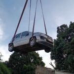 Vídeo: carro de morador que perdeu casa após chuva forte em BH é içado de escombros