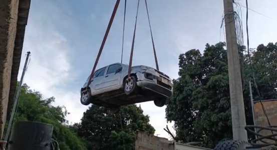 Carro foi içado após mobilzação no Plantão da Cidade, da Itatiaia