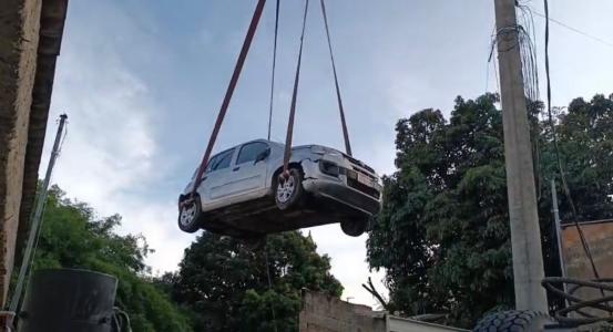 Carro foi içado após mobilzação no Plantão da Cidade, da Itatiaia