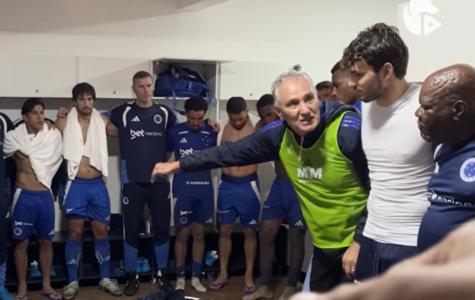 Tite e jogadores do Cruzeiro no vestiário após a vitória sobre o Betim