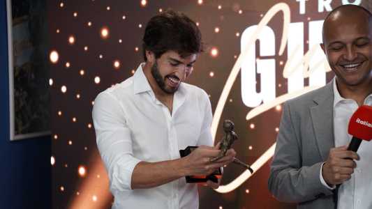 Lucas Silva recebe Troféu Guará Bmg