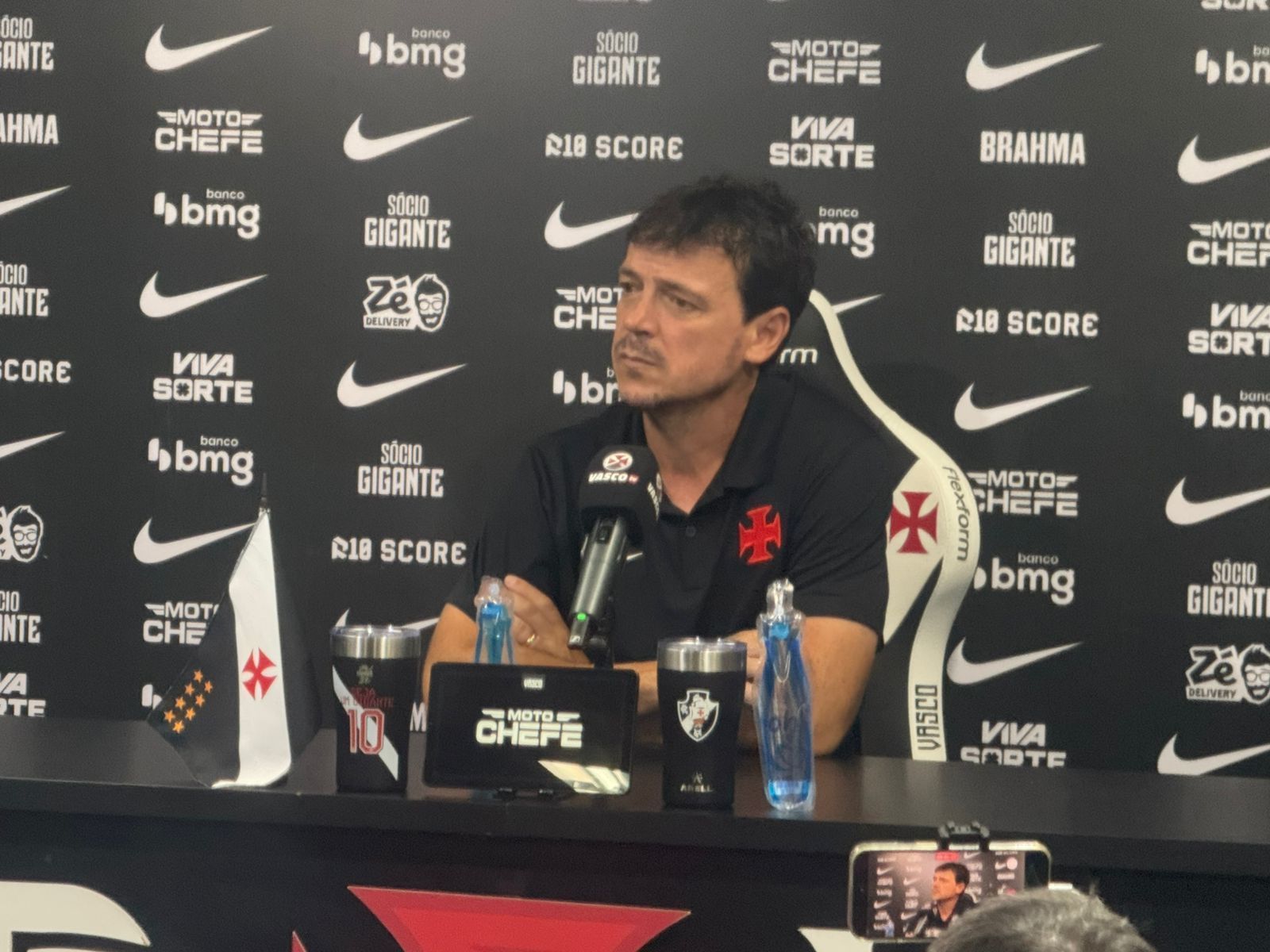 Diniz volta a se defender sobre polêmica com atletas do Vasco: ‘Querem trabalhar comigo’
