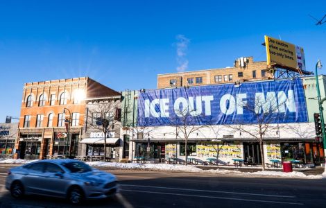 Faixa pede saída do ICE de Minnesota