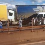 Batida entre carretas e micro-ônibus interdita totalmente a rodovia Fernão Dias, na Grande BH