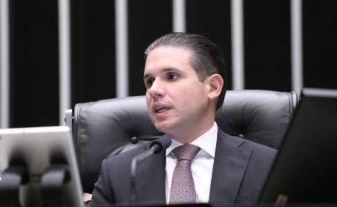 Câmara aprova novos benefícios e reestrutura carreiras de servidores do Legislativo