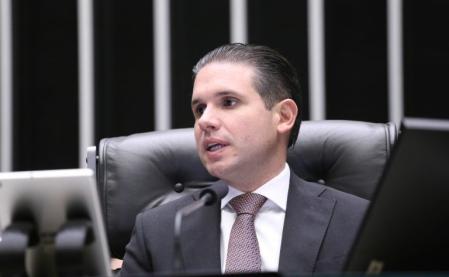 Câmara aprova novos benefícios e reestrutura carreiras de servidores do Legislativo