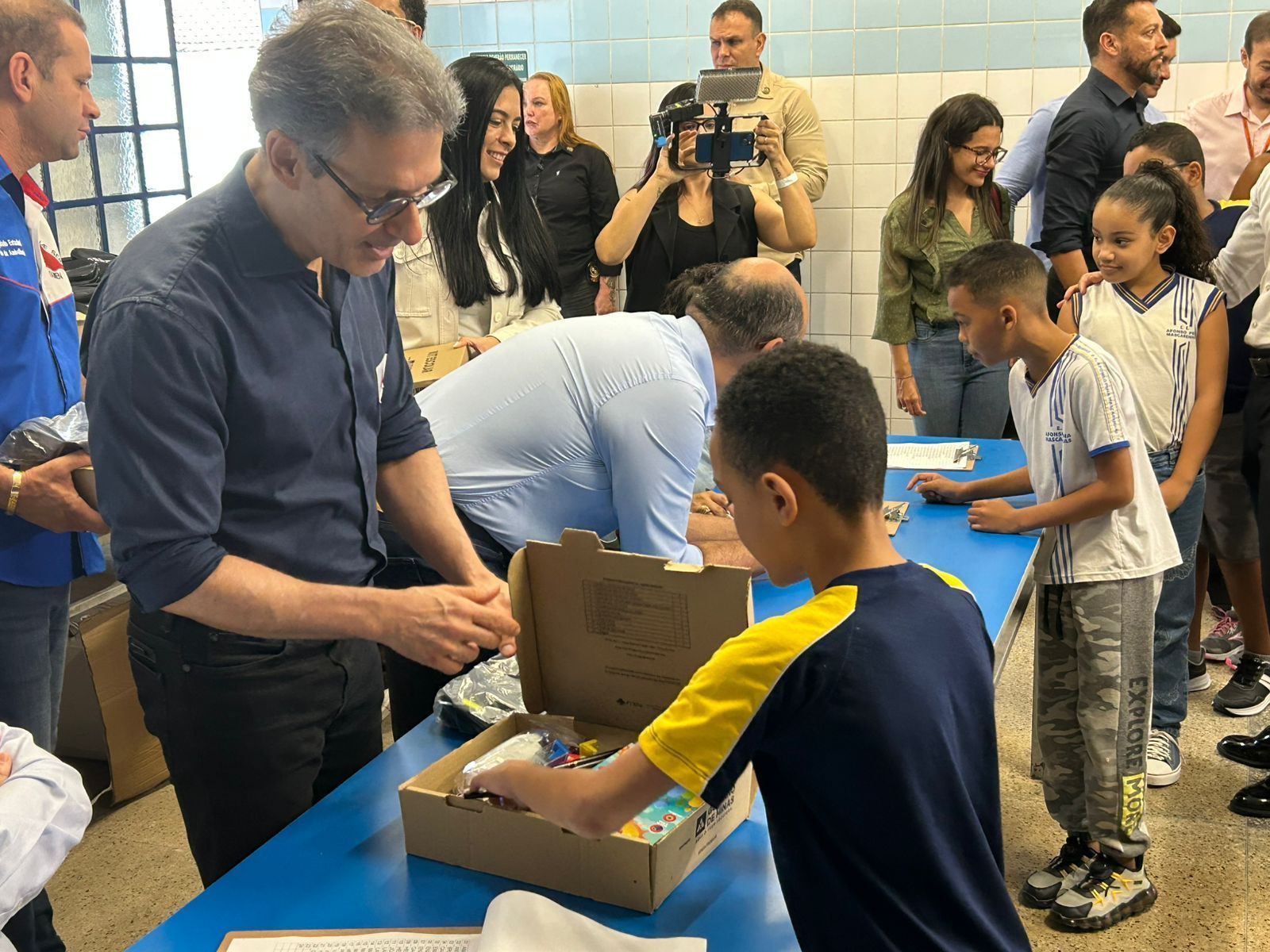 Governo de MG faz entrega de kits escolares a alunos da rede pública