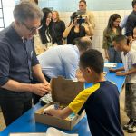 Governo de MG faz entrega de kits escolares a alunos da rede pública