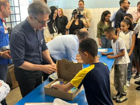 Governo de MG entrega kits a crianças