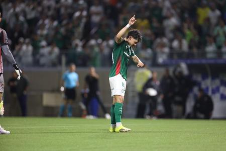 Mauricio marca e comemora em triunfo do Palmeiras sobre o Vitória