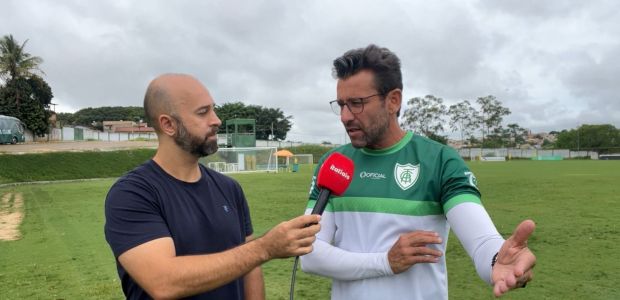 Alberto Valentim (à dir.), em entrevista à Itatiaia, no CT Lanna Drumond