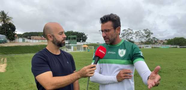 Alberto Valentim (à dir.), em entrevista à Itatiaia, no CT Lanna Drumond