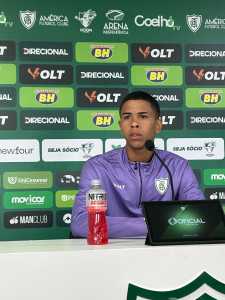 Yago Souza em coletiva de imprensa