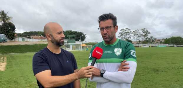 Alberto Valentim (à dir.), técnico do América, em entrevista exclusiva à Itatiaia, no CT Lanna Drumond