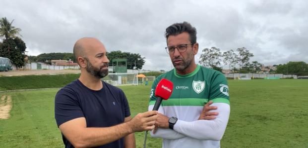 Alberto Valentim (à dir.), técnico do América, em entrevista exclusiva à Itatiaia, no CT Lanna Drumond