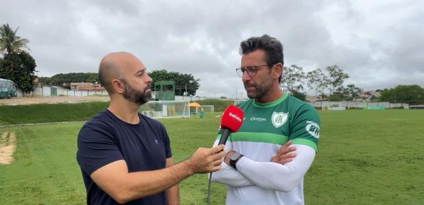 Alberto Valentim (à dir.), técnico do América, em entrevista à Itatiaia