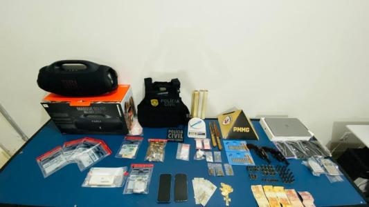 Dois suspeitos foram presos e houve a apreensão de armas, drogas e nove veículos.