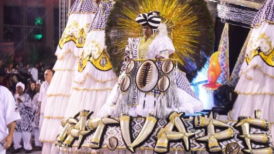 Acadêmicos do Tatuapé desfilando no Sambódromo do Anhembi