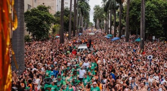 Foliões durante o Carnaval de Belo Horizonte
