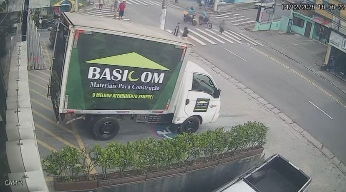 Polícia procura motociclista que atropelou idosa ao empinar moto em São Paulo; veja vídeo