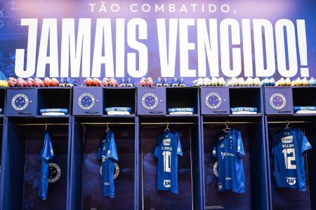 Cruzeiro enfrenta o Coritiba no Mineirão