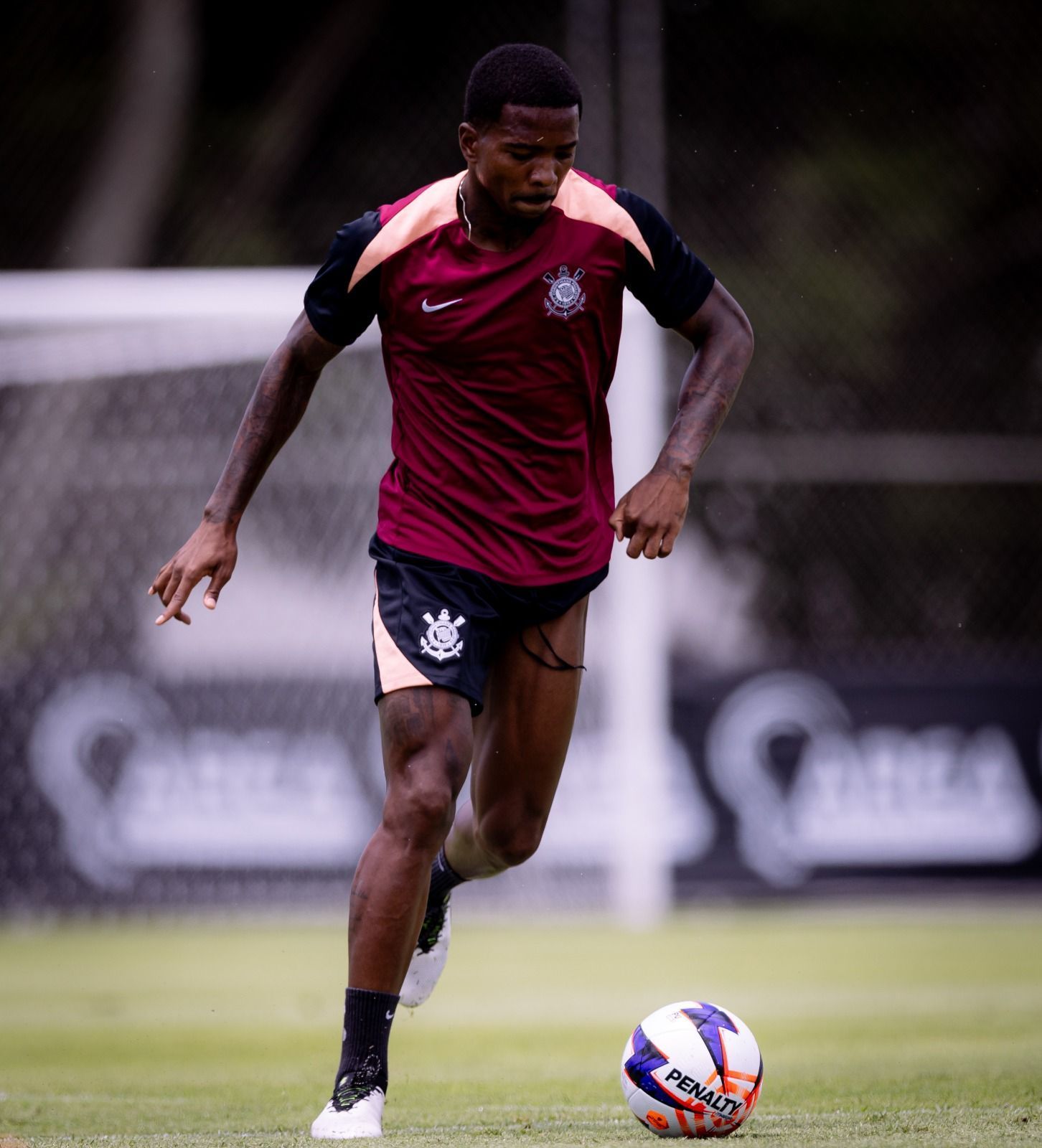 Athletico-PR retoma negociação com zagueiro do Corinthians