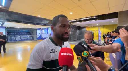 Tinga, lateral do Coritiba, no Mineirão