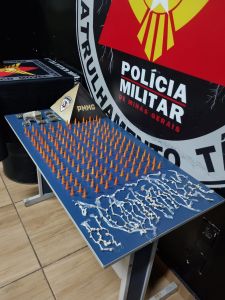 Ações da PM em Belo Horizonte e Sabará resultaram na prisão de membros de facções criminosas ligadas ao Comando Vermelho e ao Primeiro Comando da Capital, com apreensão de armas, drogas e munições durante operações de combate ao tráfico
