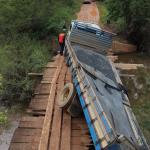 Ponte sobre o Rio Verde Grande é interditada após acidente com caminhão em Montes Claros