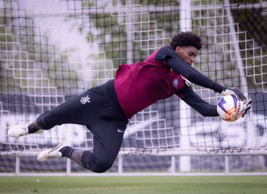 Hugo Souza é um dos destaques do Corinthians desde que chegou ao clube