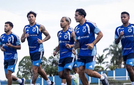 Jogadores do Cruzeiro durante treinamento na Toca da Raposa II