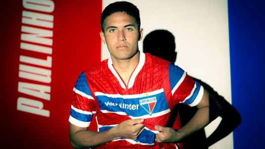 Paulinho posa com a camisa do Fortaleza