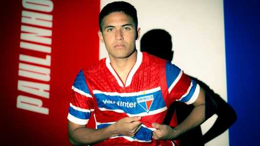 Paulinho posa com a camisa do Fortaleza