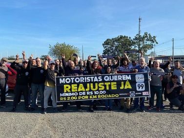 Protesto de motoristas de aplicativo em Porto Alegre se concentrou no estacionamento do estádio Beira Rio
