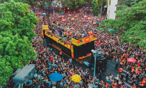 Bloco Carnakvsh desfila em BH neste domingo (8)