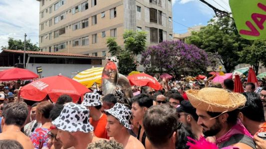 Bloco Mama na Vaca desfila no bairro Santo Antônio, em BH