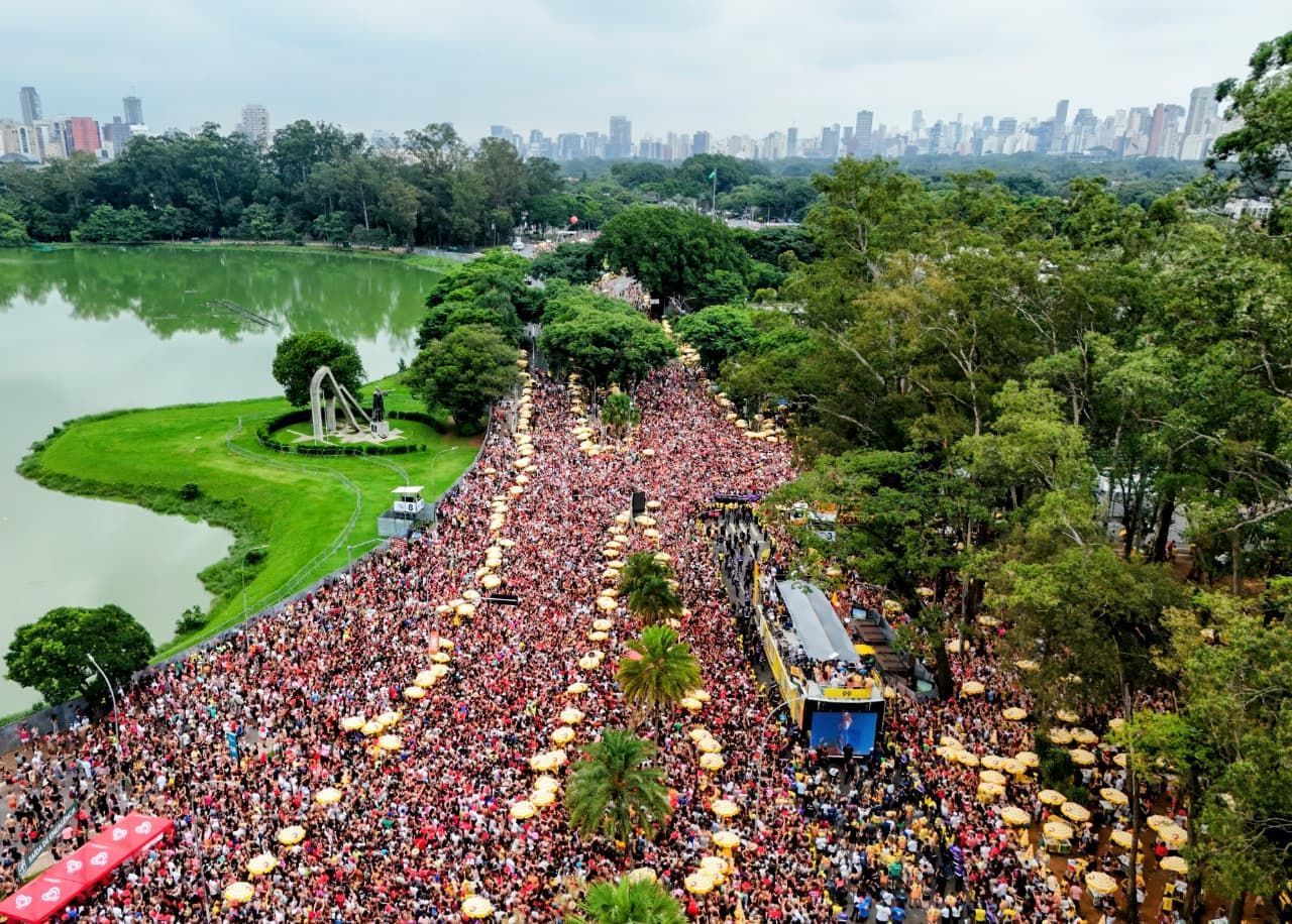 Ivete Sangalo estreia no Carnaval de SP e leva 1,2 milhão ao Ibirapuera
